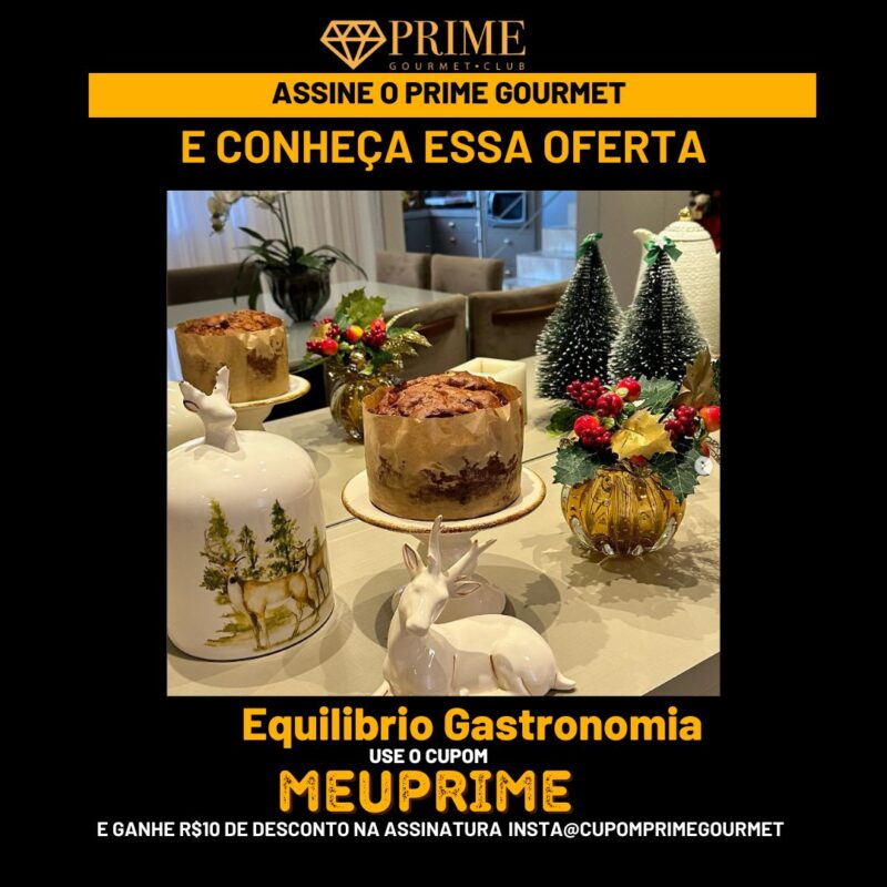 Mesa decorada com panetones e enfeites natalinos.