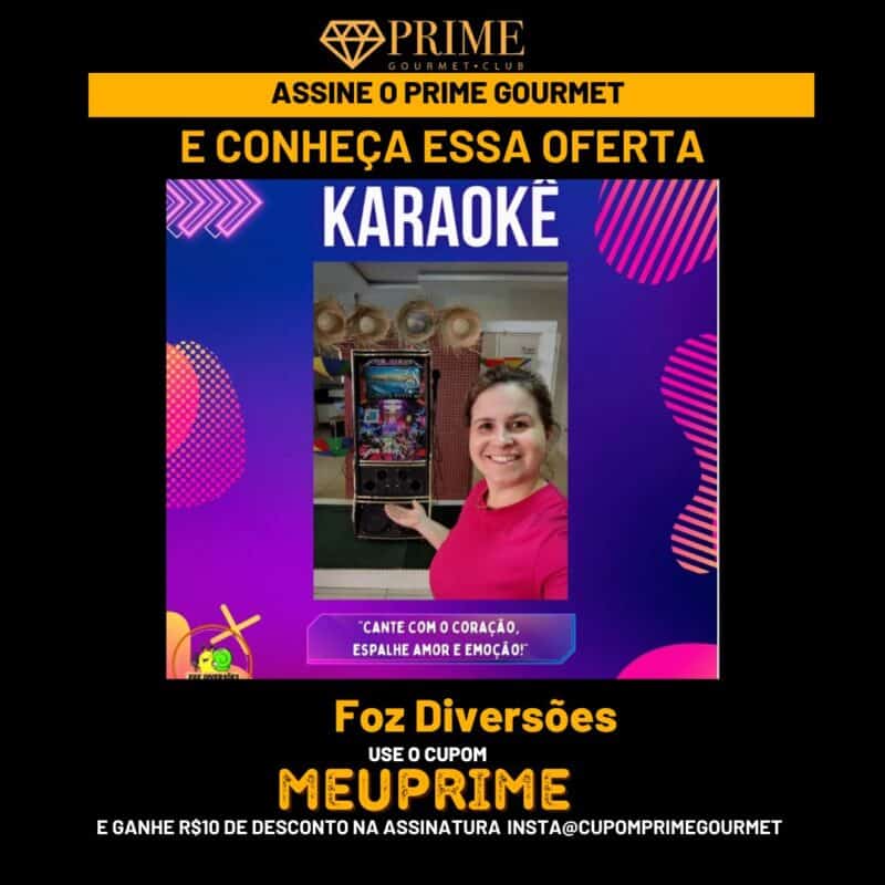 Mulher apresentando máquina de karaokê em promoção.