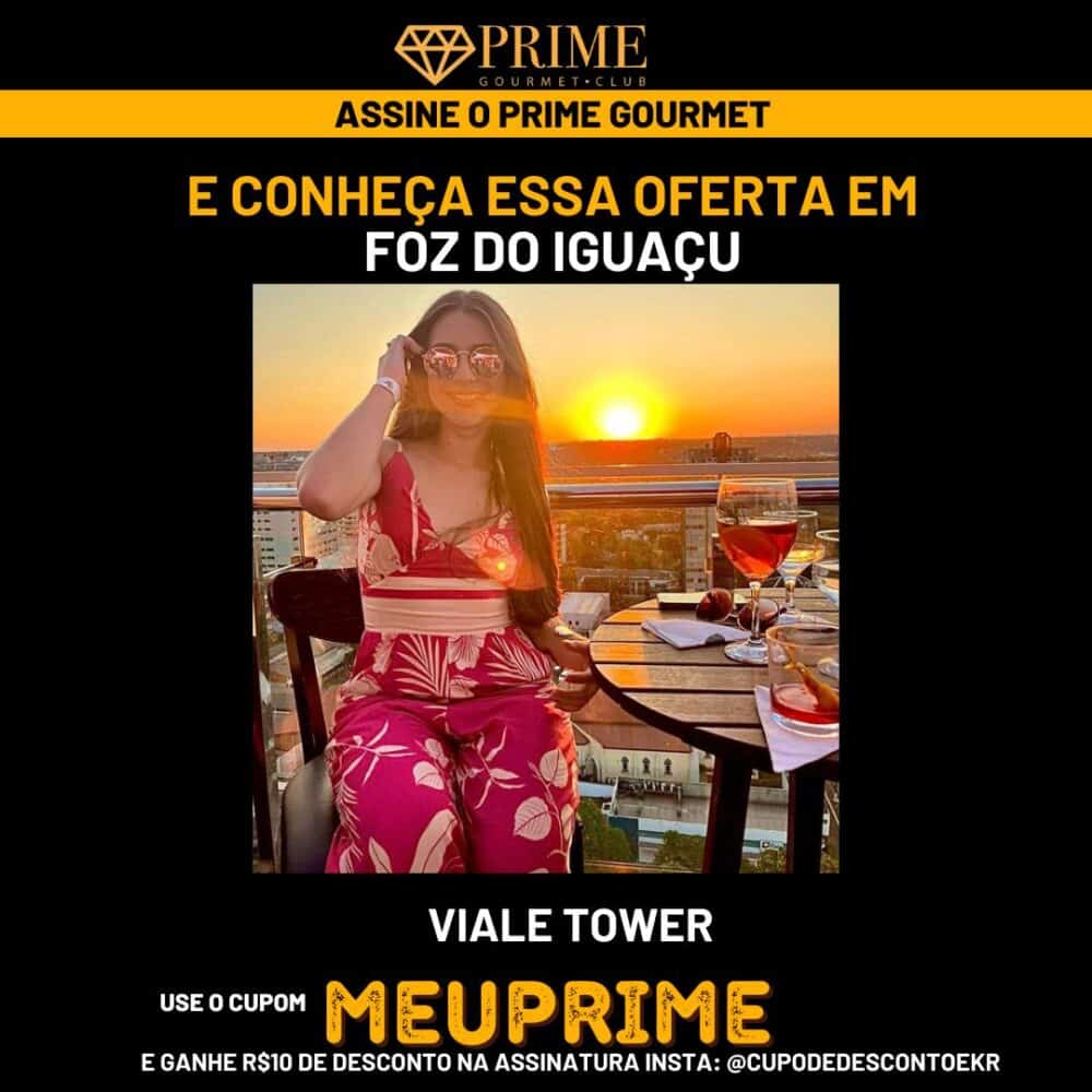 Mulher desfrutando pôr do sol em restaurante.