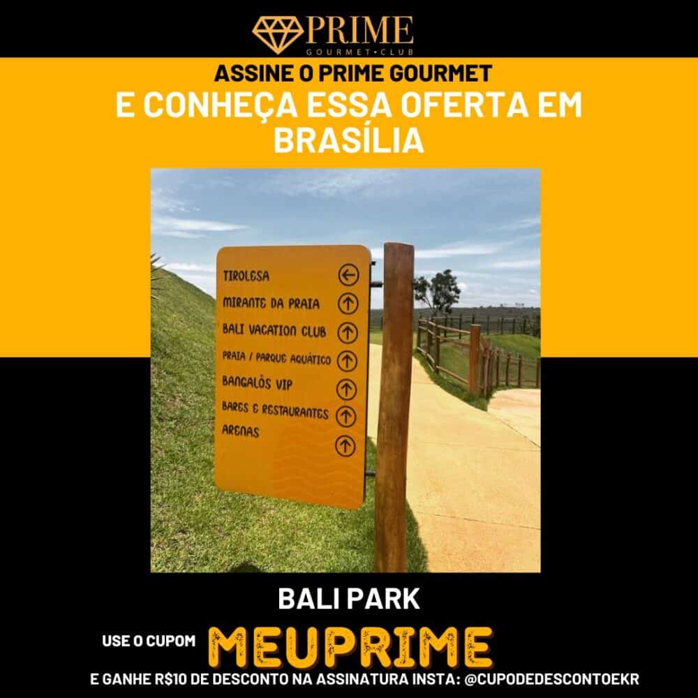 Placa de sinalização turística em Brasília com céu azul.