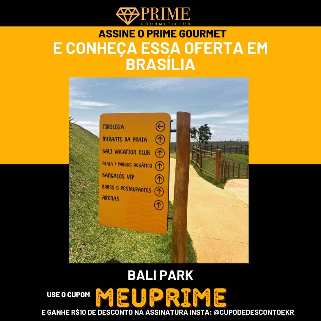 Placa de sinalização turística em Brasília com céu azul.