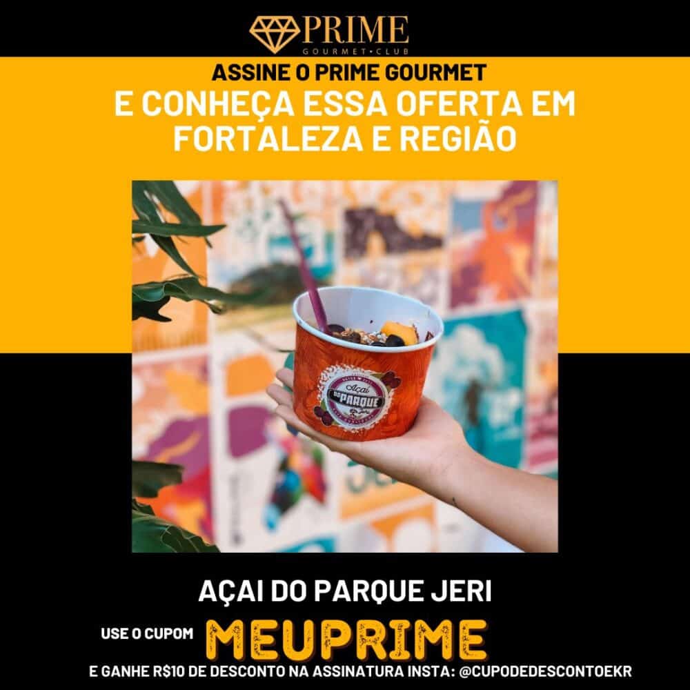 Mão segurando açaí do Parque Jeri em Fortaleza.