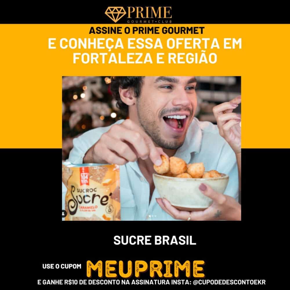 Homem feliz comendo coxinhas, oferta Prime Gourmet Fortaleza.