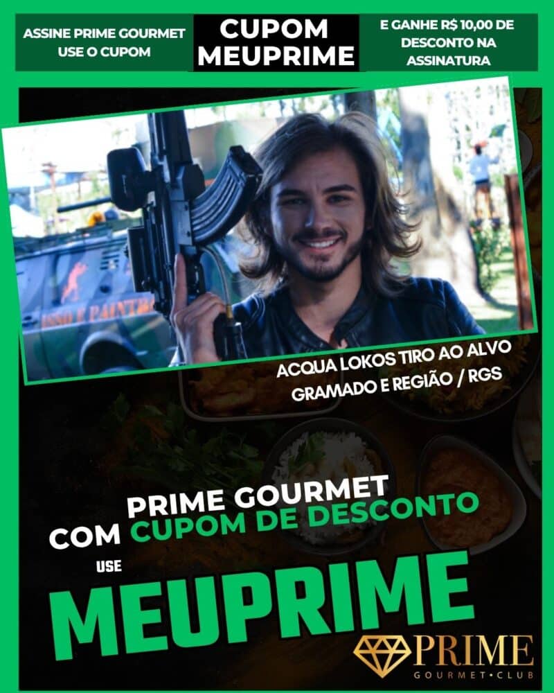 Homem sorrindo segurando rifle em estande de tiro