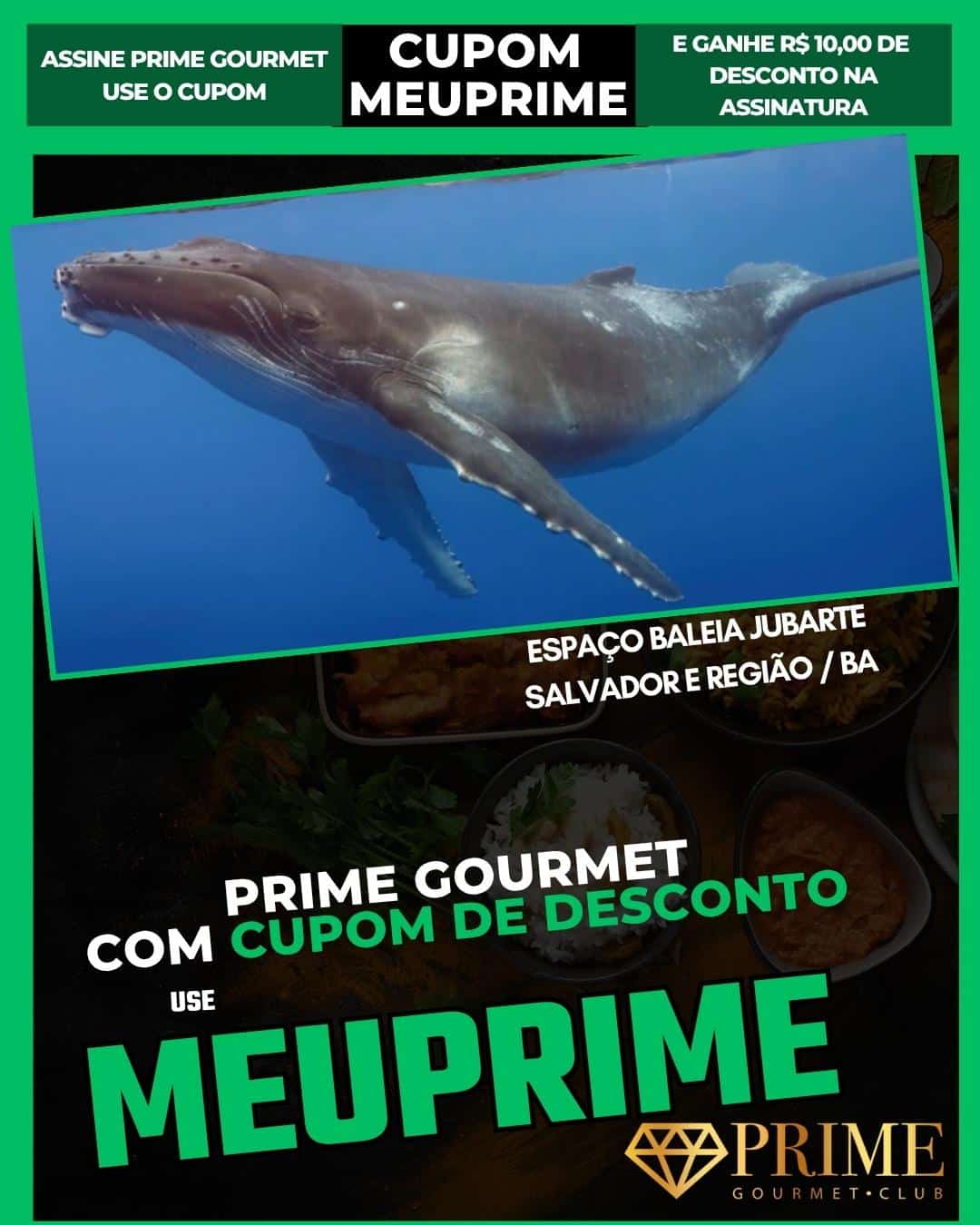 Baleia jubarte nadando no oceano azul