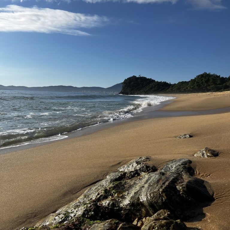 Foto real de Deck da Praia Grossa/trilha à Praia da Ilhota