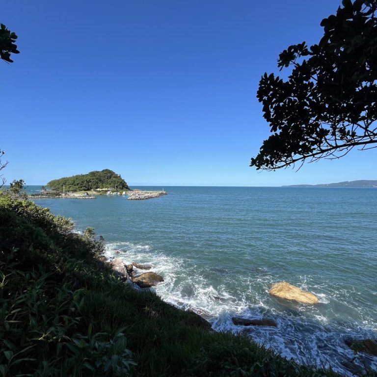 Foto real de Deck da Praia Grossa/trilha à Praia da Ilhota