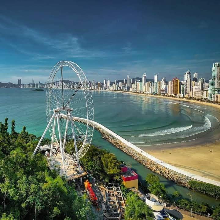 Foto real de Roda Gigante de Balneário Camboriú