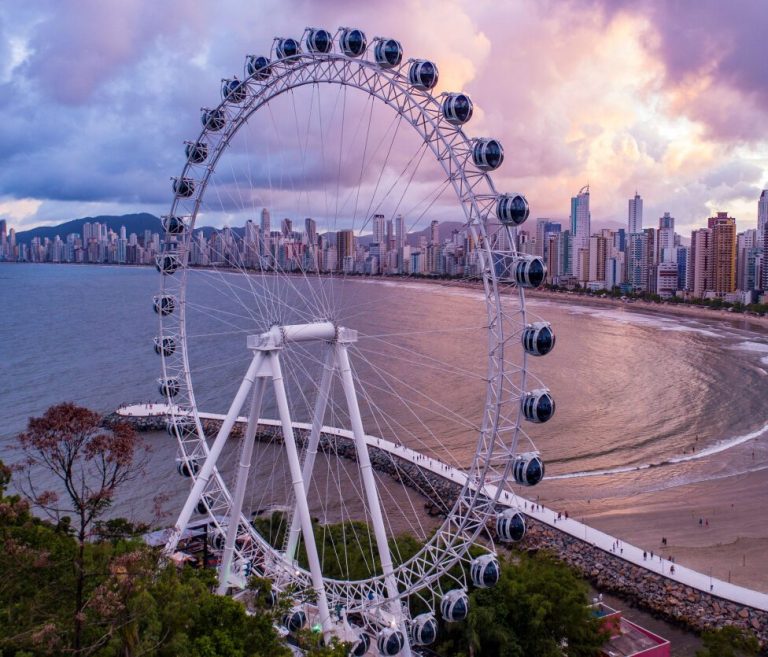 Foto real de Roda Gigante de Balneário Camboriú