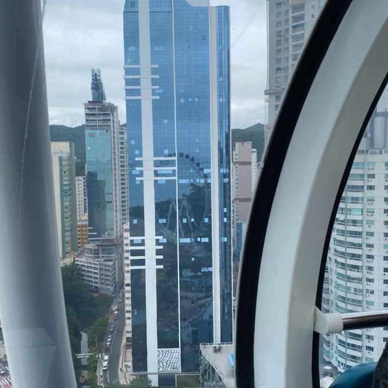 Foto real de Roda Gigante de Balneário Camboriú